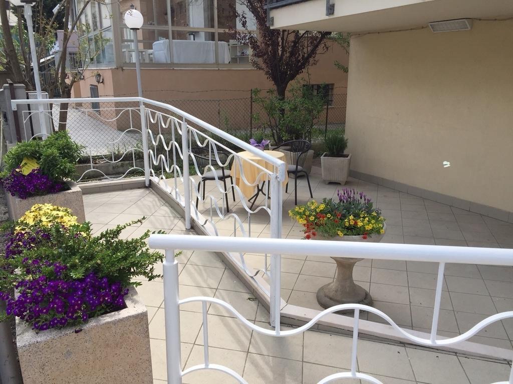 Hotel Abay Римини Екстериор снимка